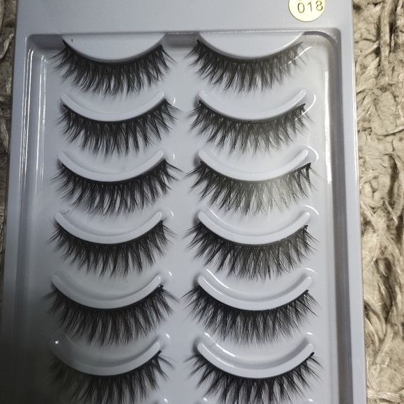 False eyelashes - Picture 1 of 8